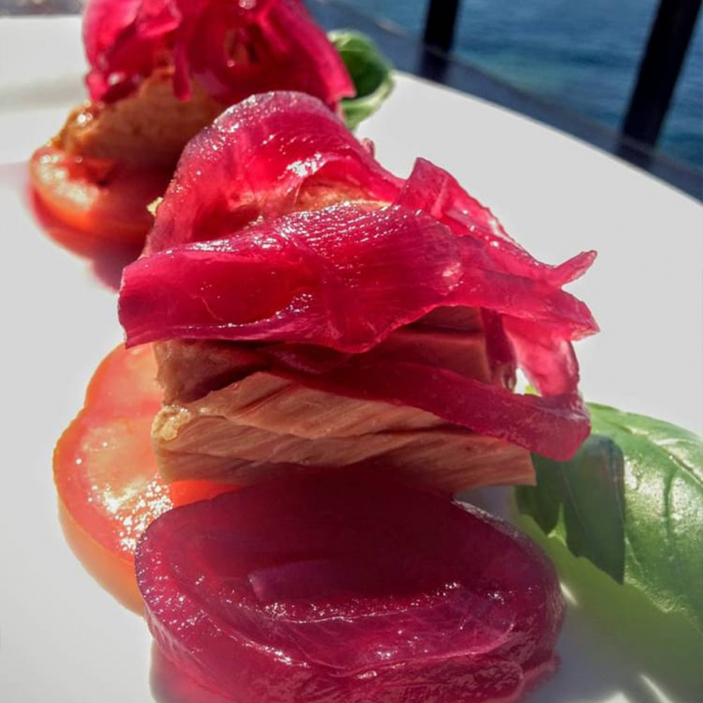 Piatto di tonno con cipolle servito in terrazza sul mare del ristorante Belforte a vernazza