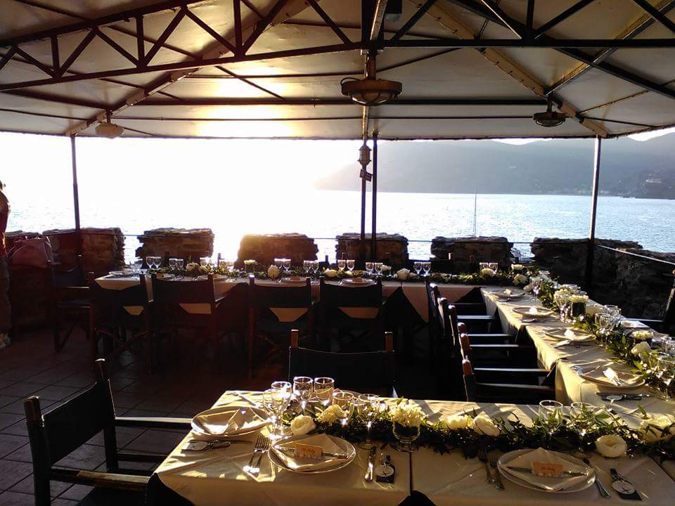 tavolo allestito per matrimonio in terrazza a belforte vernazza